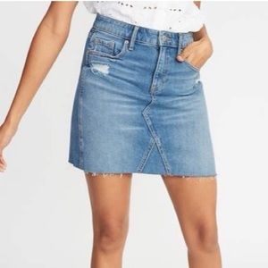 Old Navy women Distressed Denim Skirt in Medium Wash size 14